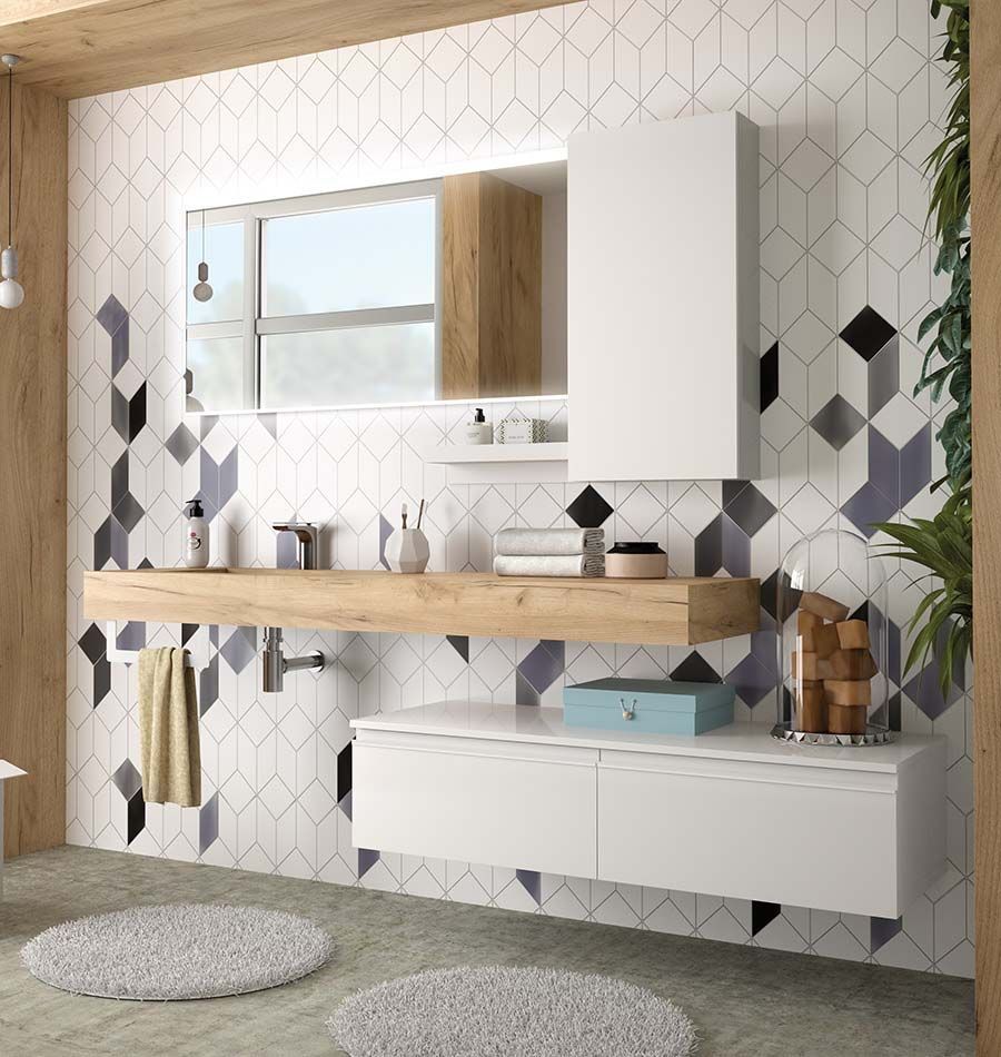 Un baño con muebles blancos y un lavabo de madera.