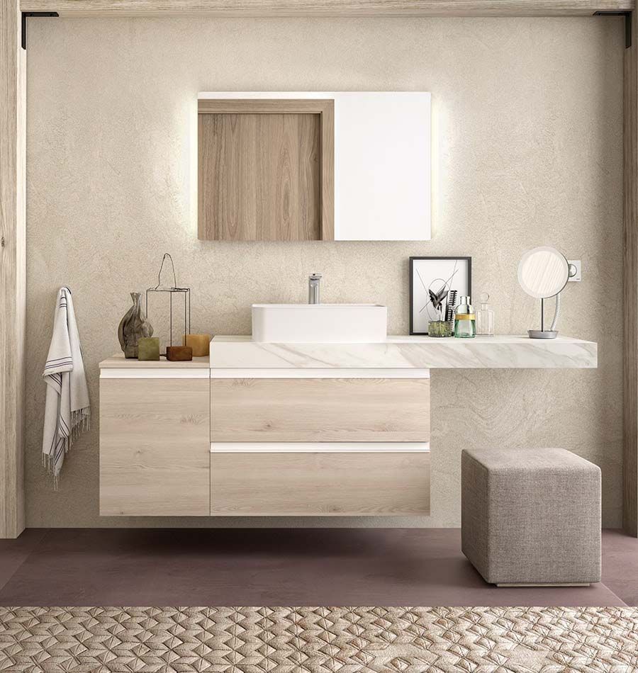 Un baño con lavabo, espejo y otomana.