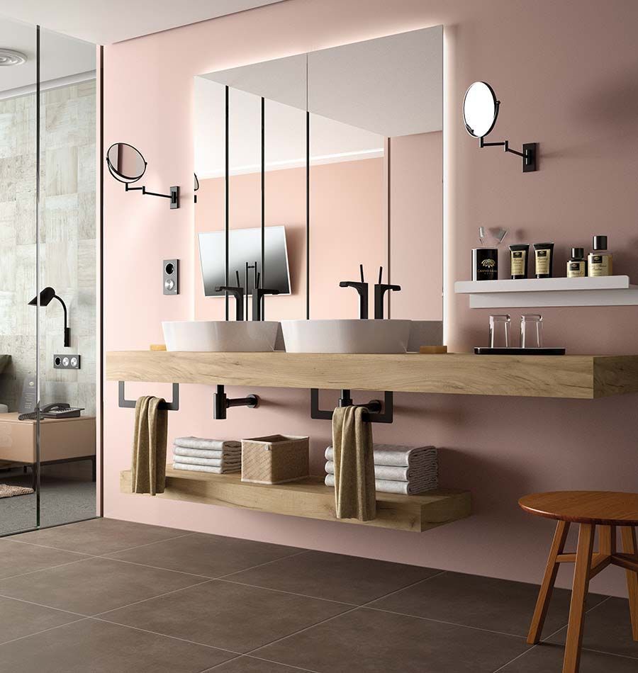 Un baño con dos lavabos, un espejo y un taburete.