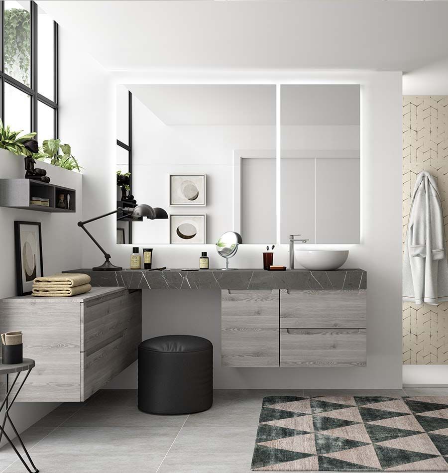 Un baño con lavabo y un espejo grande.