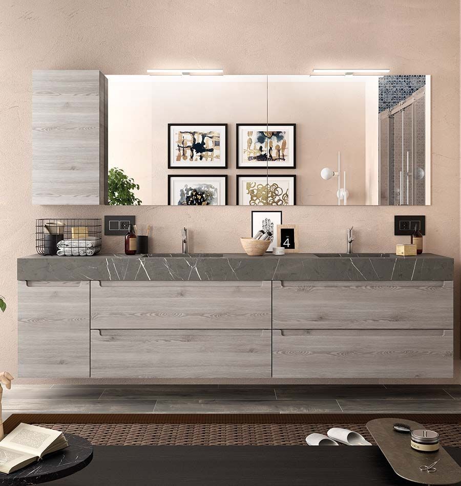 Un baño con dos lavabos y un espejo grande.