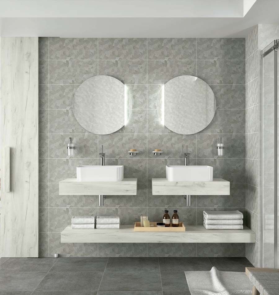 Un baño con dos lavabos y dos espejos