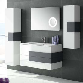 Un baño con lavabo, espejo y armarios.