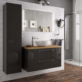 Un baño con lavabo, espejo y ducha.