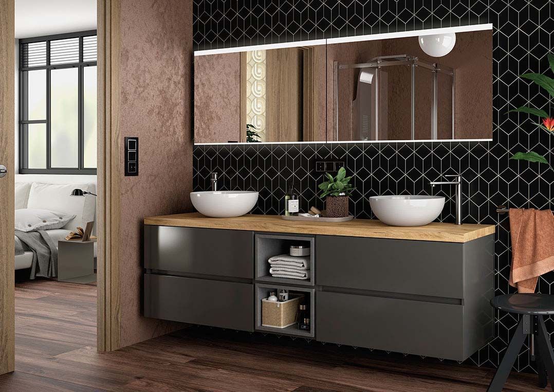 Un baño con dos lavabos y un espejo grande.