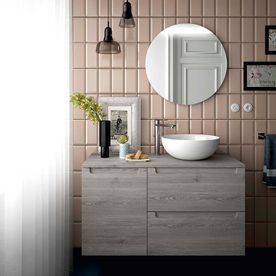 Un baño con lavabo, espejo y mueble.