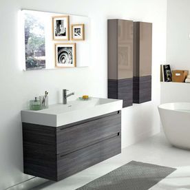 Un baño con lavabo, espejo y bañera.