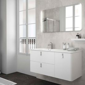 Un baño con lavabo, espejo y ventana.