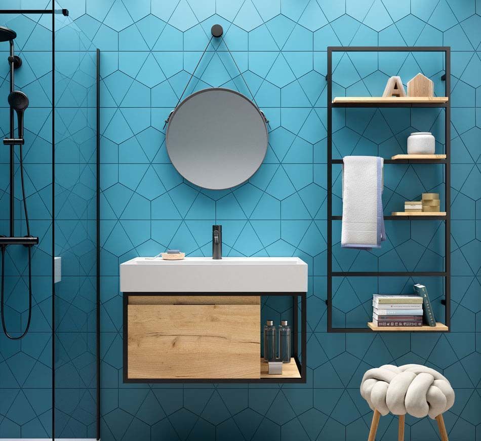 Un baño con azulejos azules, un lavabo, un espejo y estanterías.
