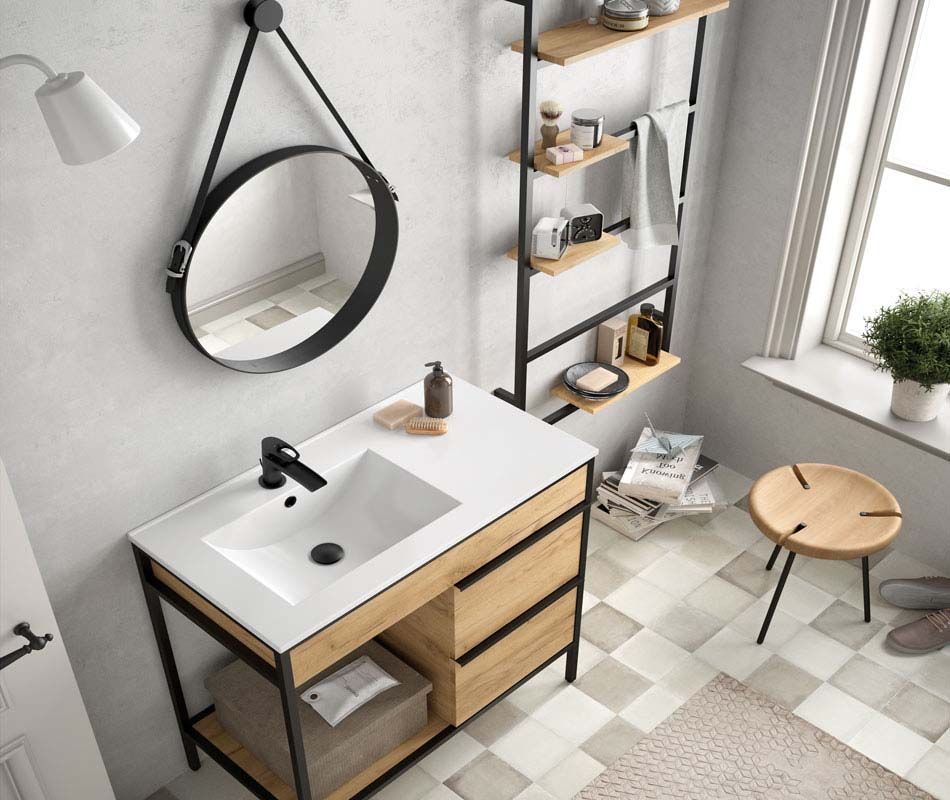 Un baño con lavabo, espejo y taburete.