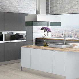 Una cocina con fregadero, horno, microondas y una gran isla.