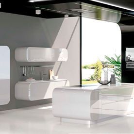 Una cocina moderna con gabinetes blancos y una isla grande.