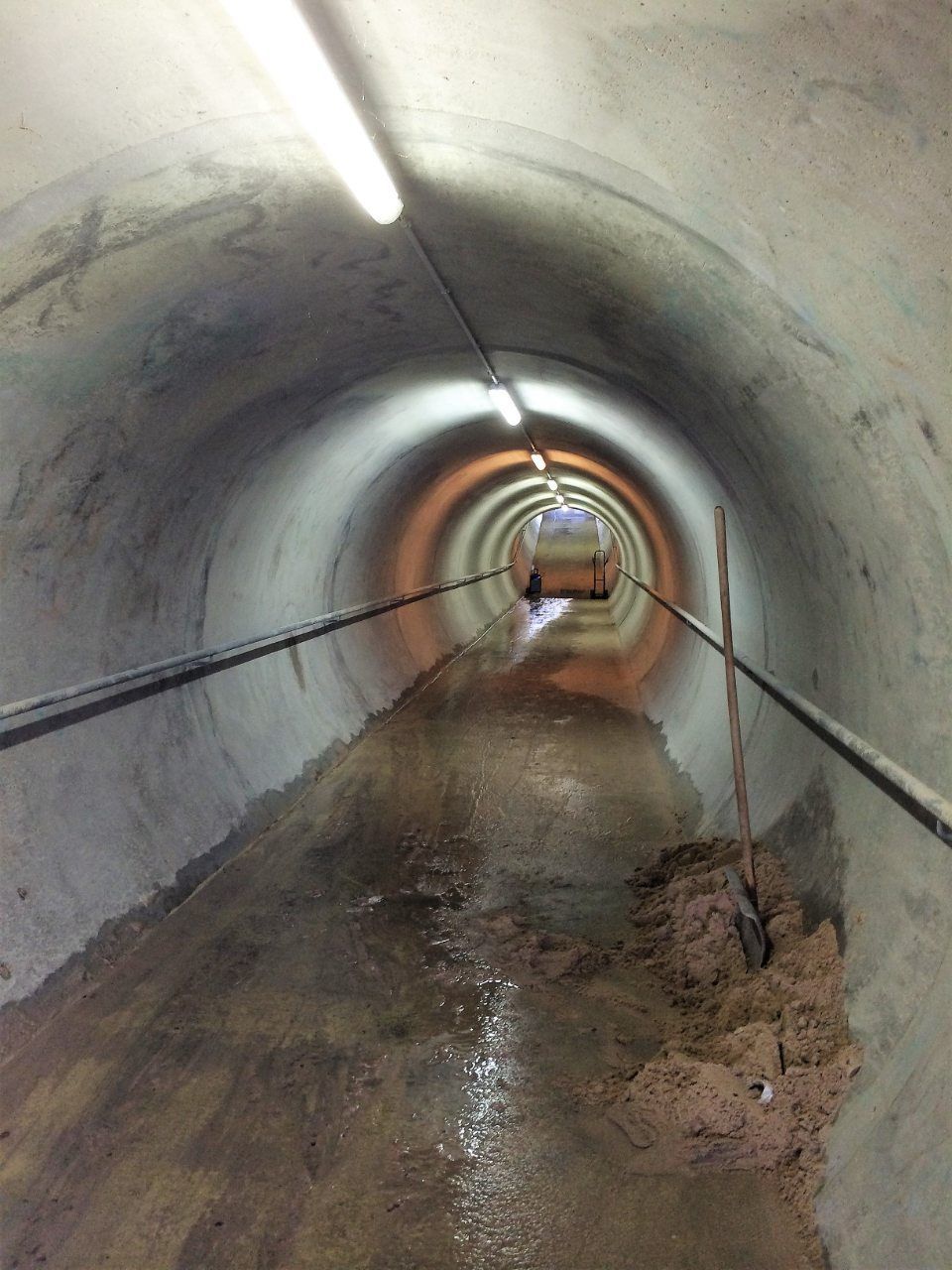 tunnel avec des graffitis