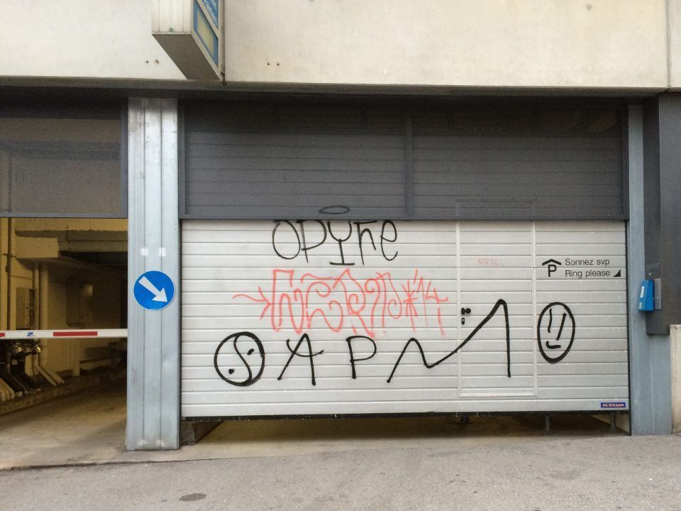 graffitis sur un rideau métallique