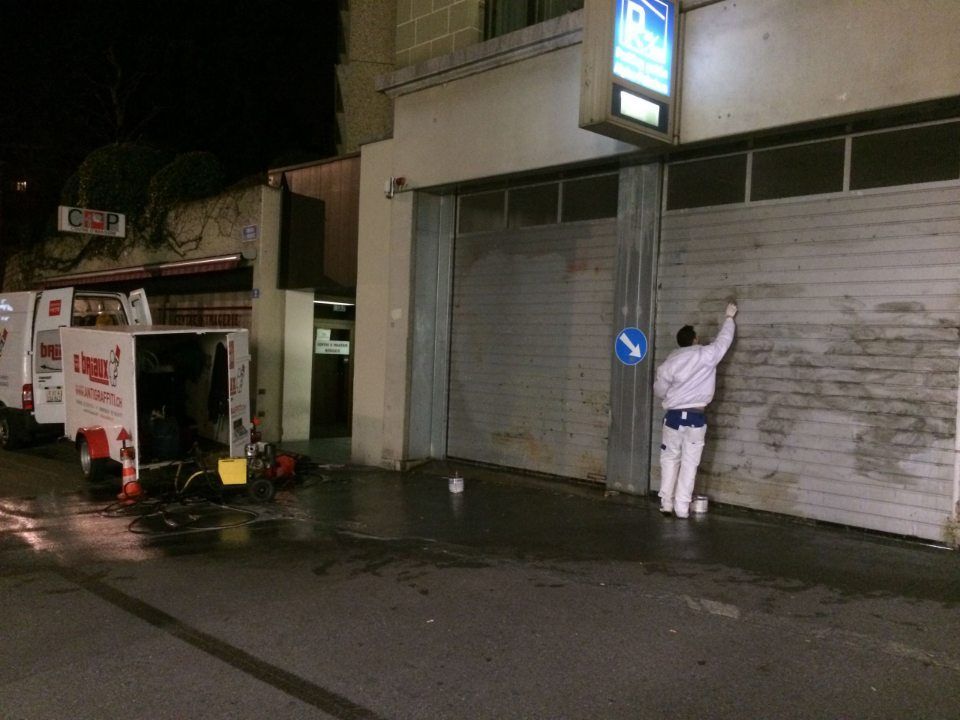 nettoyage de graffitis sur rideau métallique