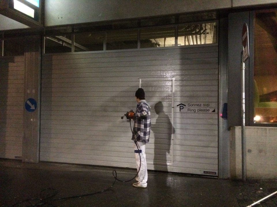 graffitis enlevés sur rideau métallique