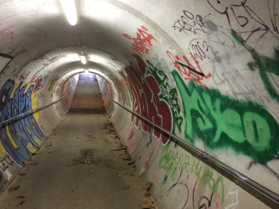 graffitis dans un tunnel