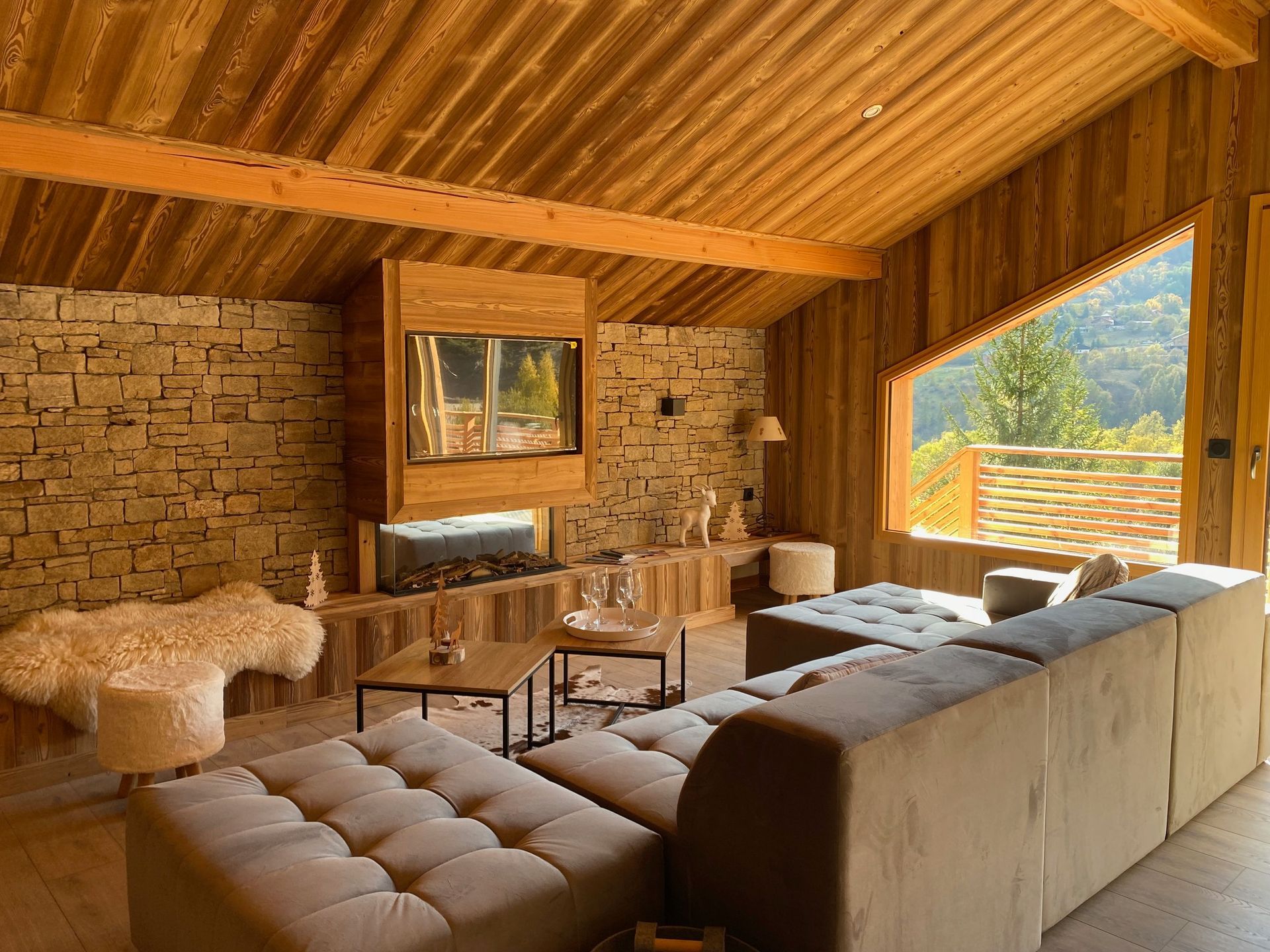 Un salon confortable dans un chalet de montagne, avec un grand canapé d'angle.