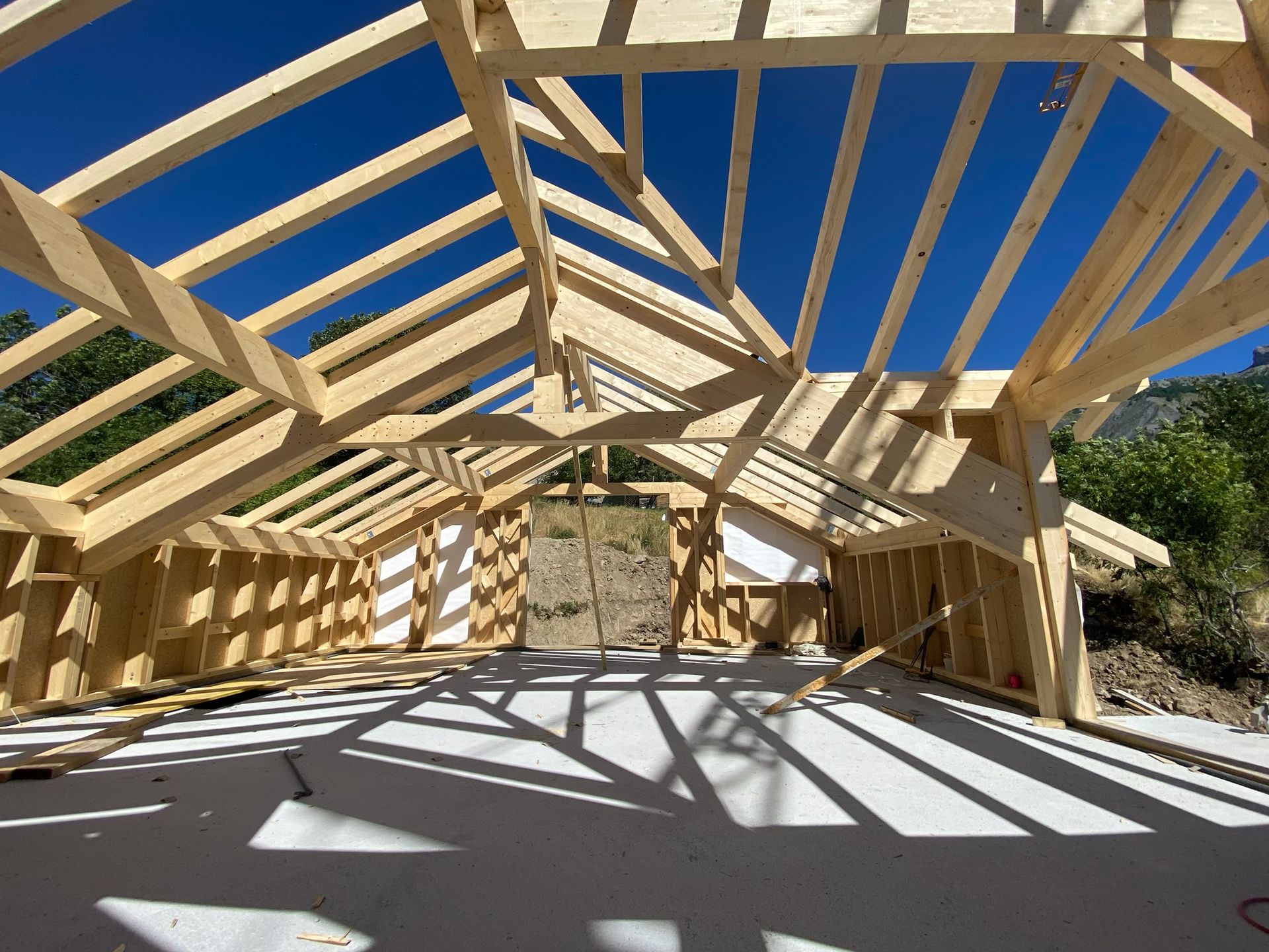 Gros plan sur les chevrons d'un toit en bois et sur un détail de construction robuste à poteaux et poutres.