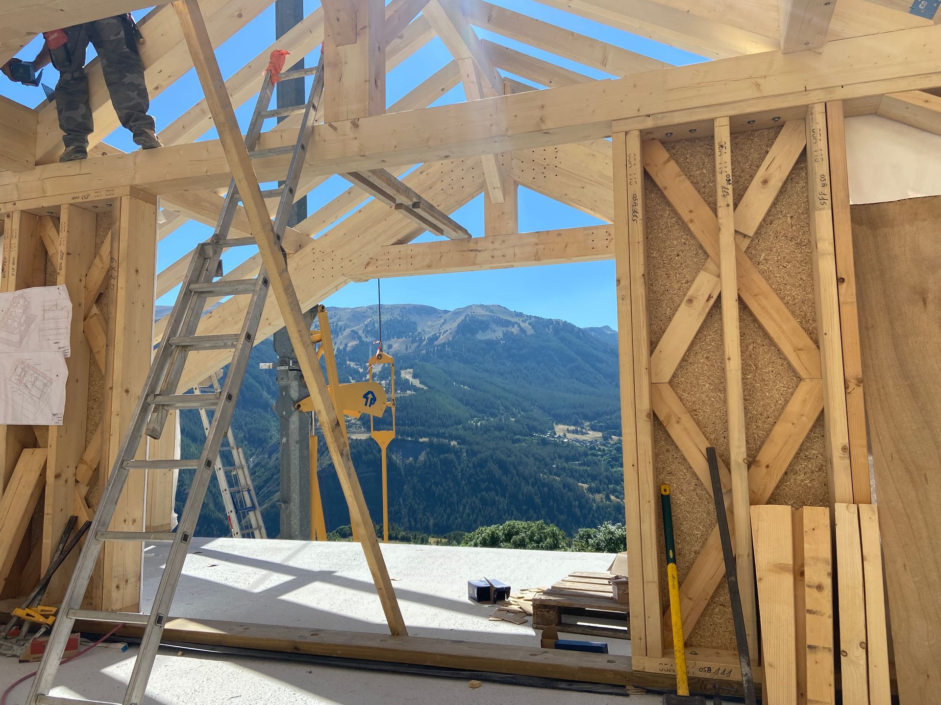 Construction d'une structure pour un mur ouvert donnant sur un paysage montagneux.