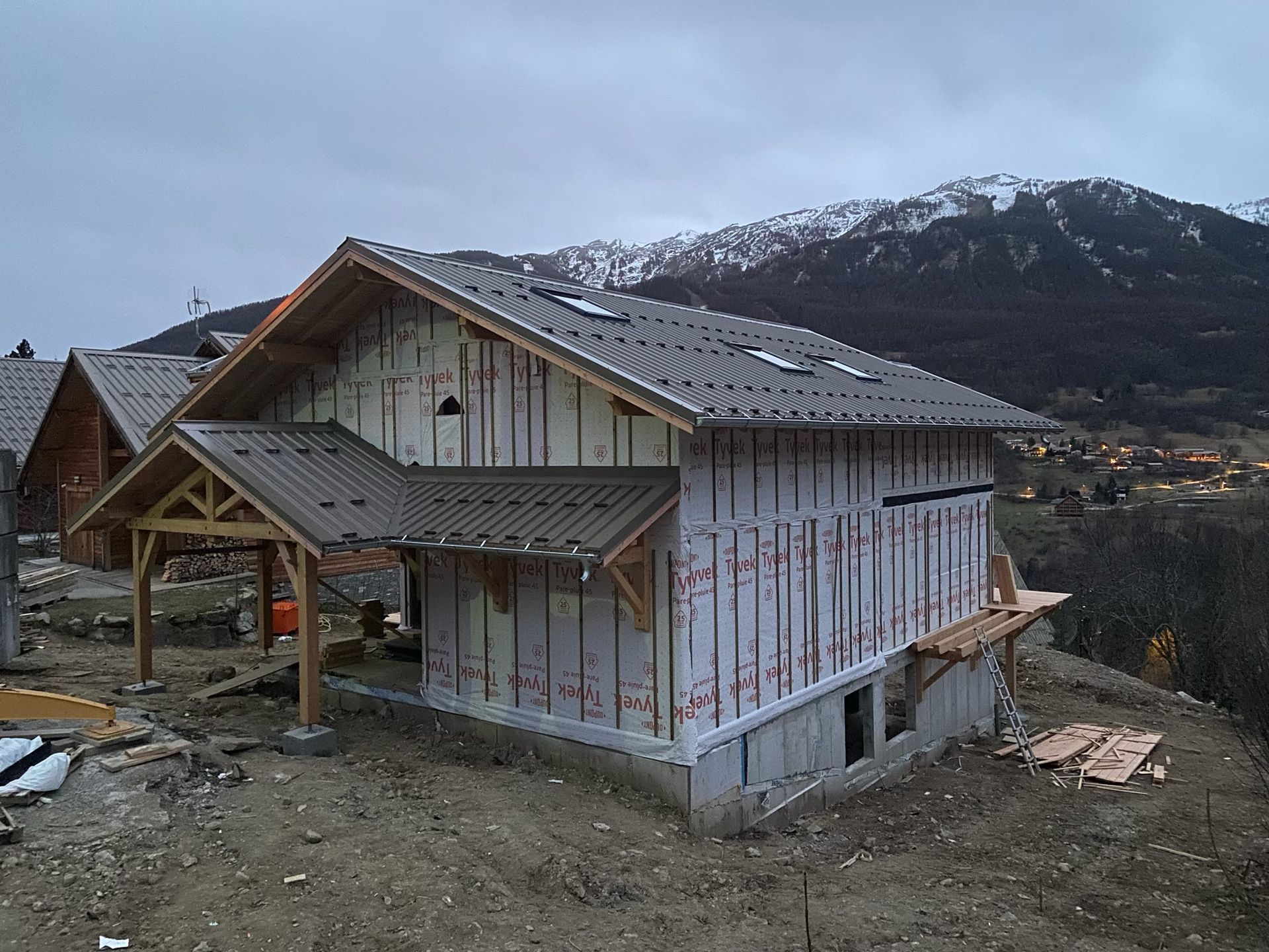 Maison partiellement construite avec des murs extérieurs inachevés
