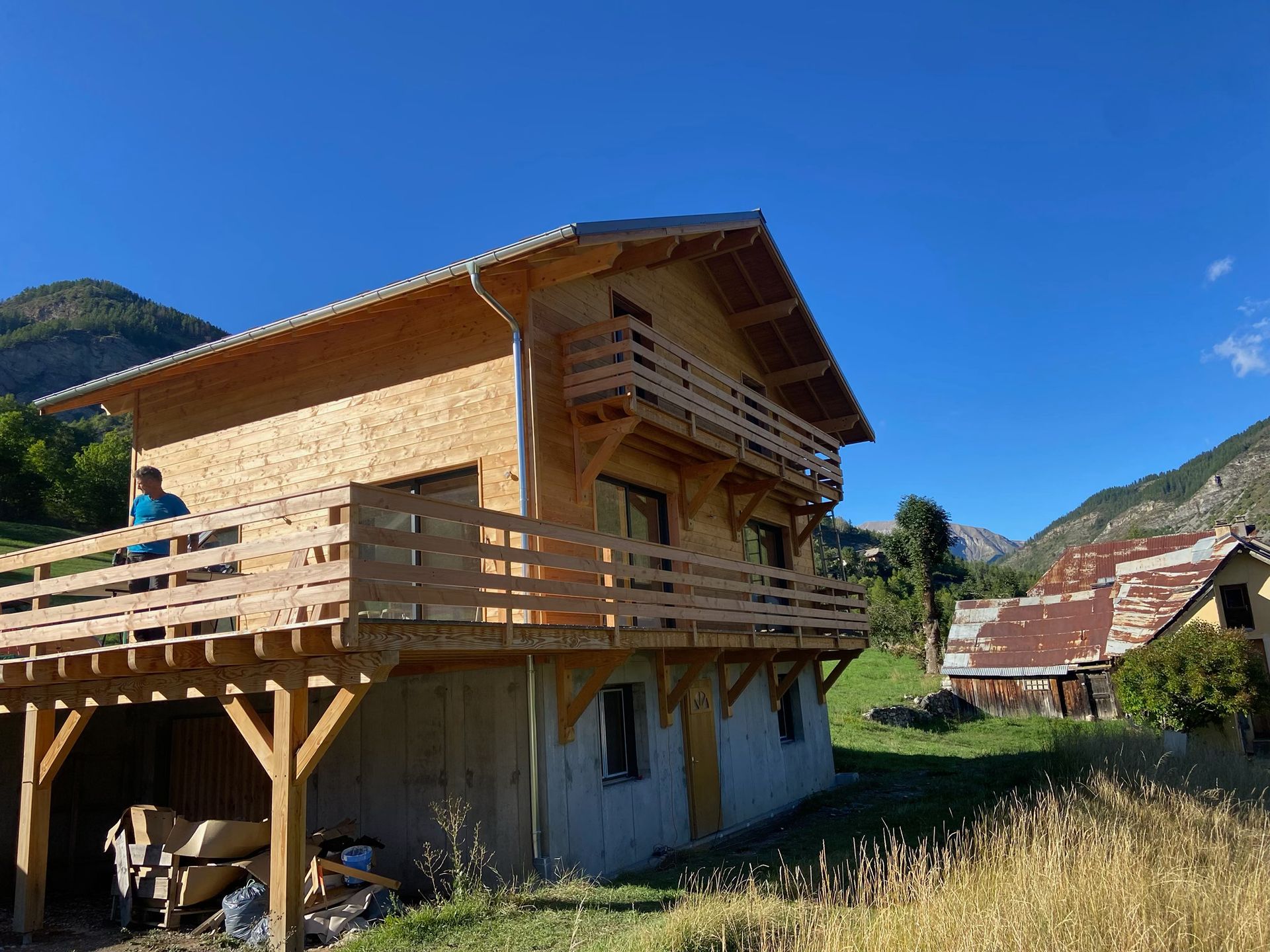 Maison de style chalet en bois en construction sur un flanc de montagne