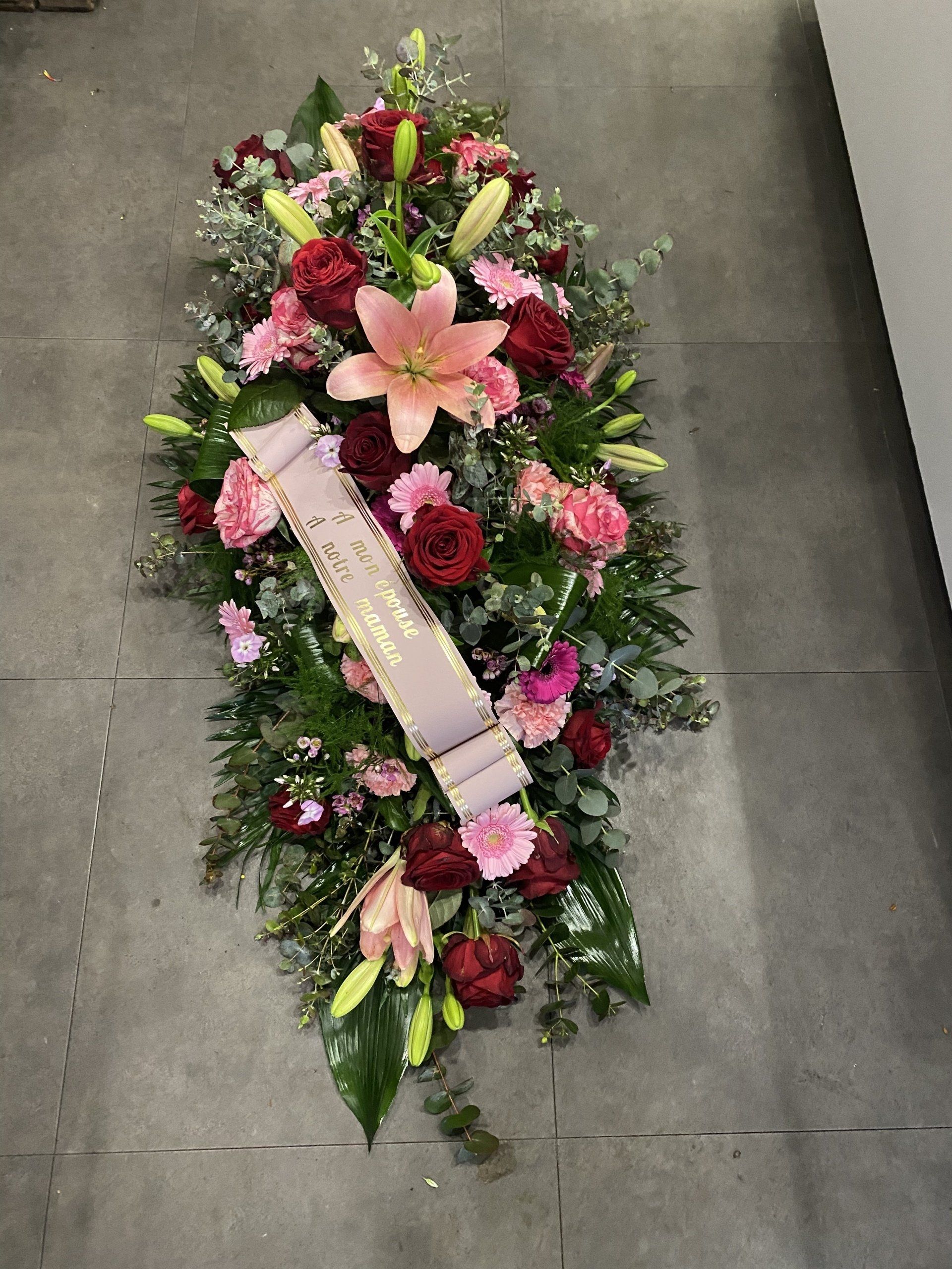 Dessus de cercueil avec bandeau écrit