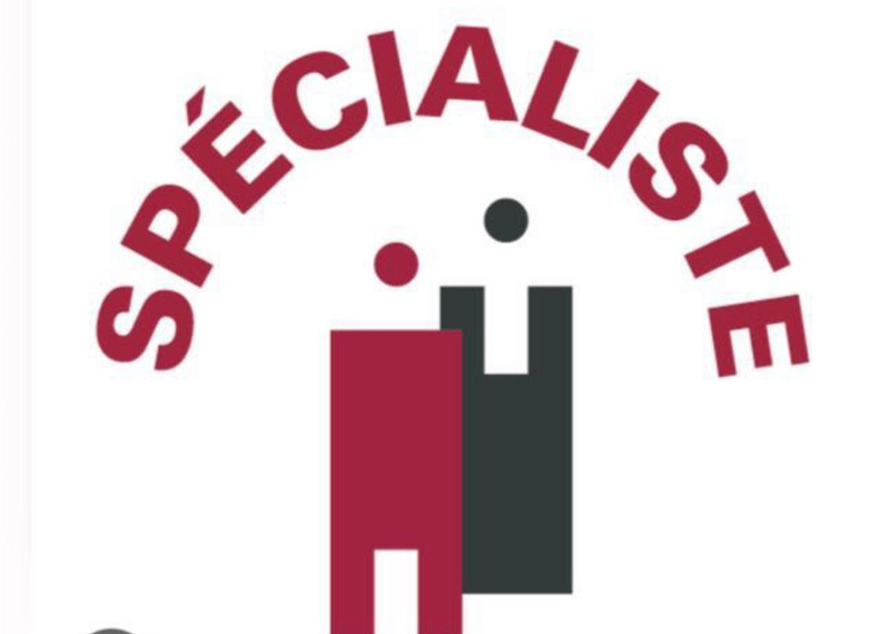Logo avec l'inscription SPÉCIALISTE en arc de cercle au-dessus de deux figures abstraites en rouge et gris foncé.