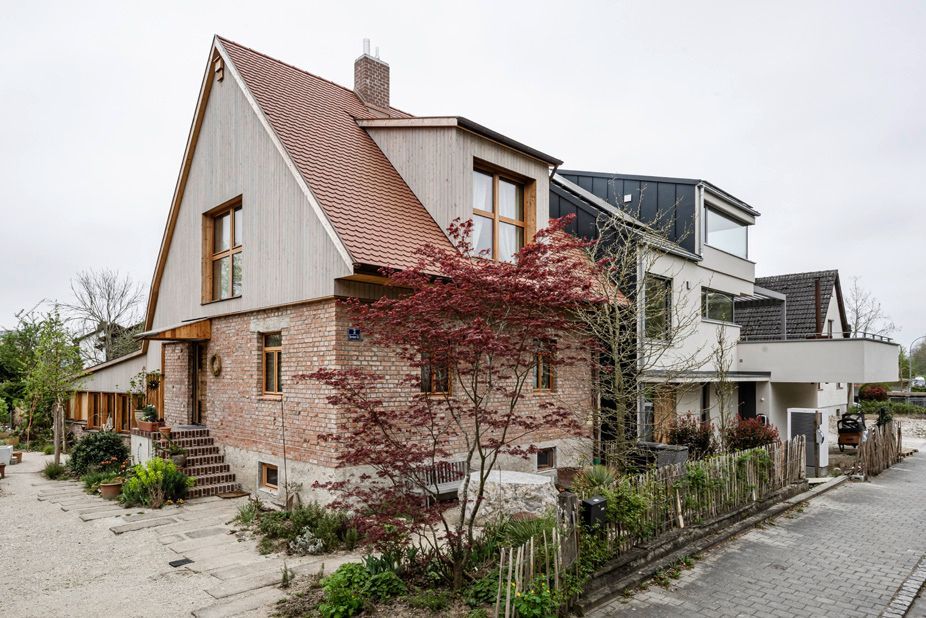„Haus Roth in Ingolstadt – moderne Kombination aus Holzbau und Ziegelmauerwerk im Wohnbau