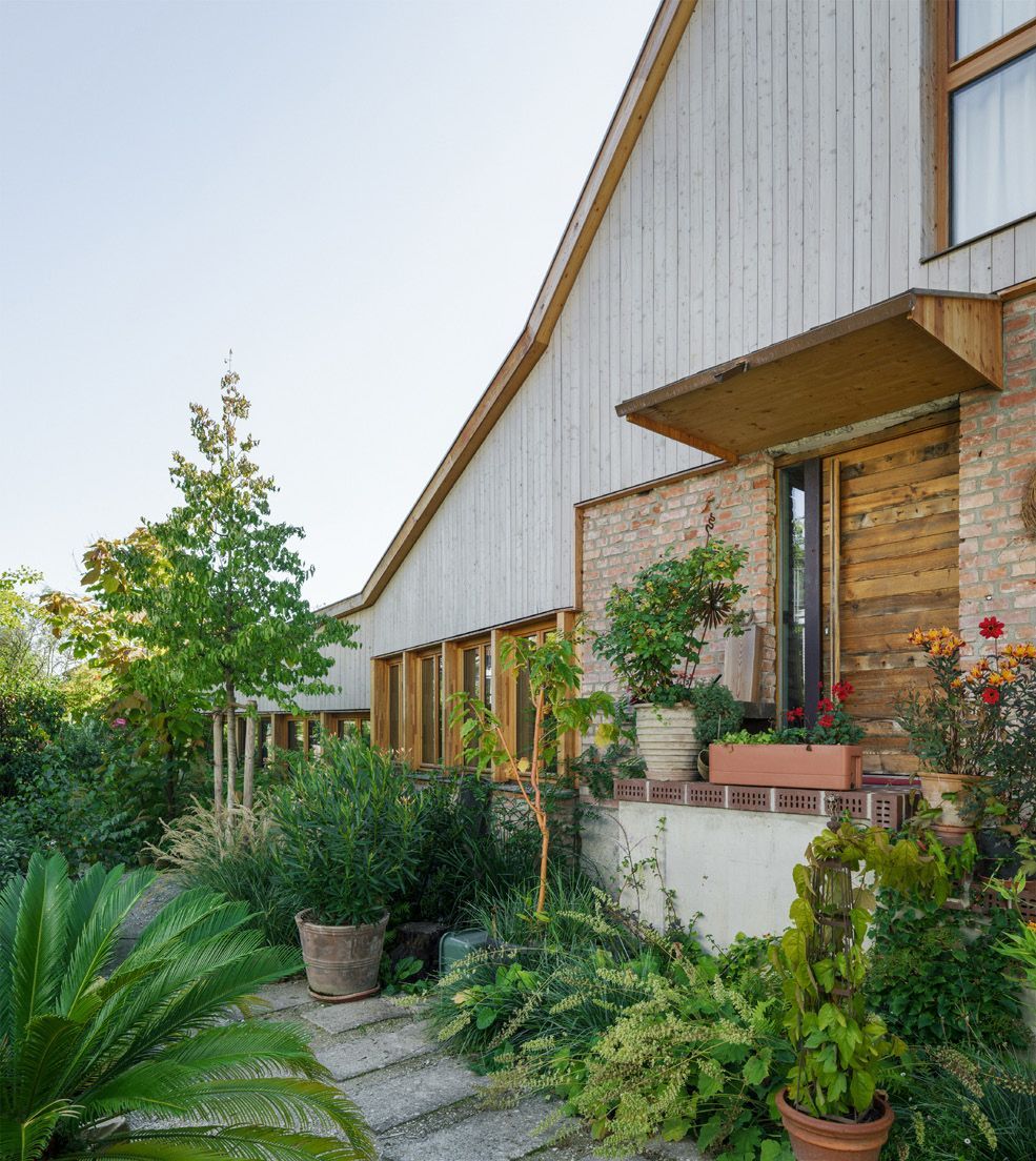 Haus Roth Ingolstadt – naturnaher Gartenbereich mit Holzfassade und hochwertiger Ziegelarchitektur