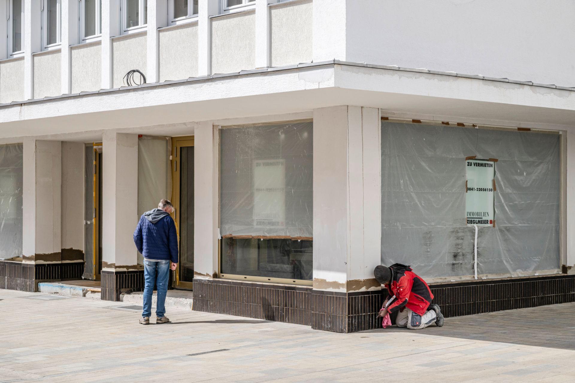 Sanierungsarbeiten an Geschäftsgebäude – Fassade und Sockelbereich
