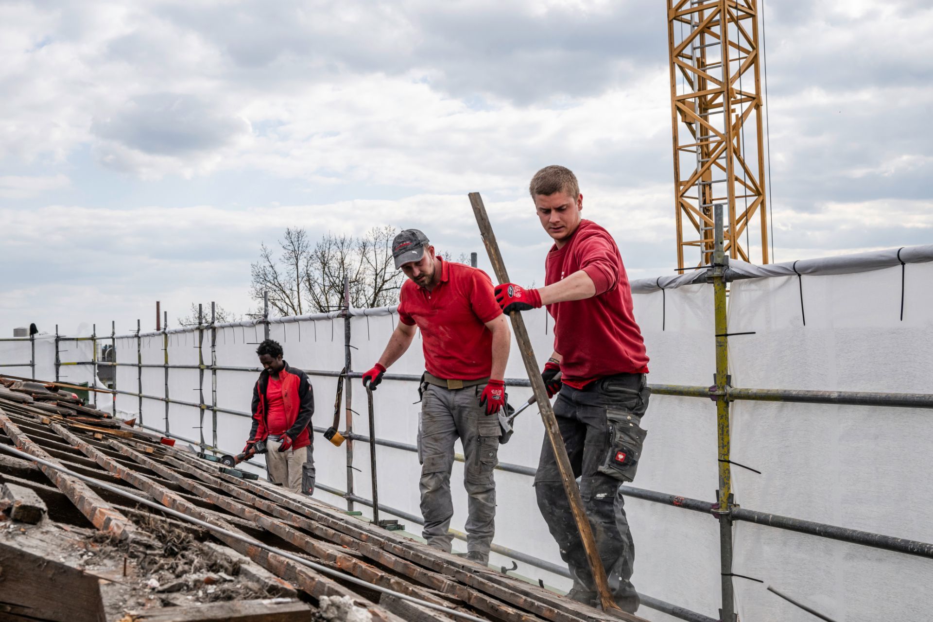 Gerüstbau und Teamarbeit auf der Rohbaustelle