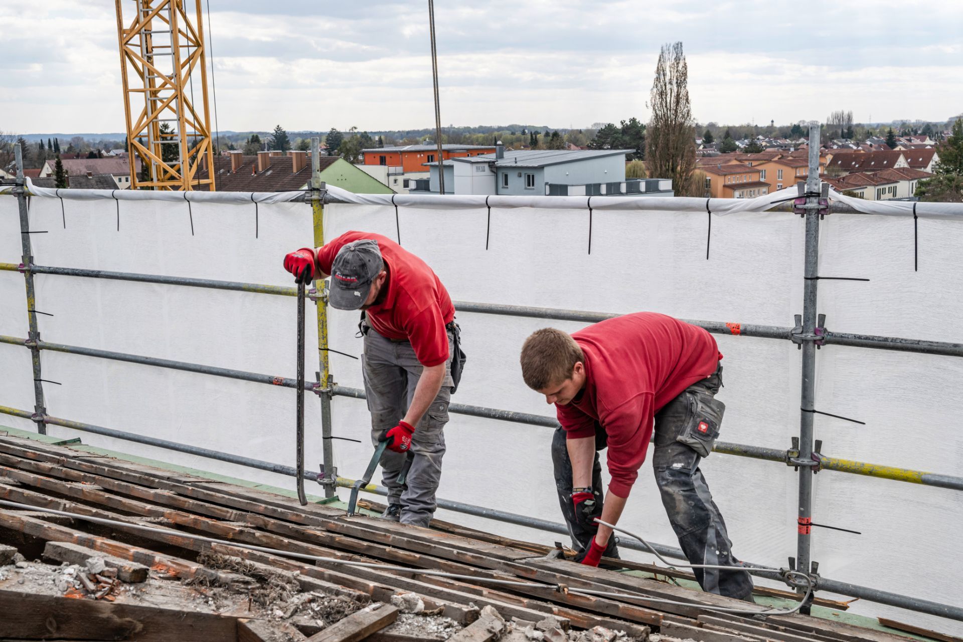 Handwerker sichern und montieren Bauteile auf Dach