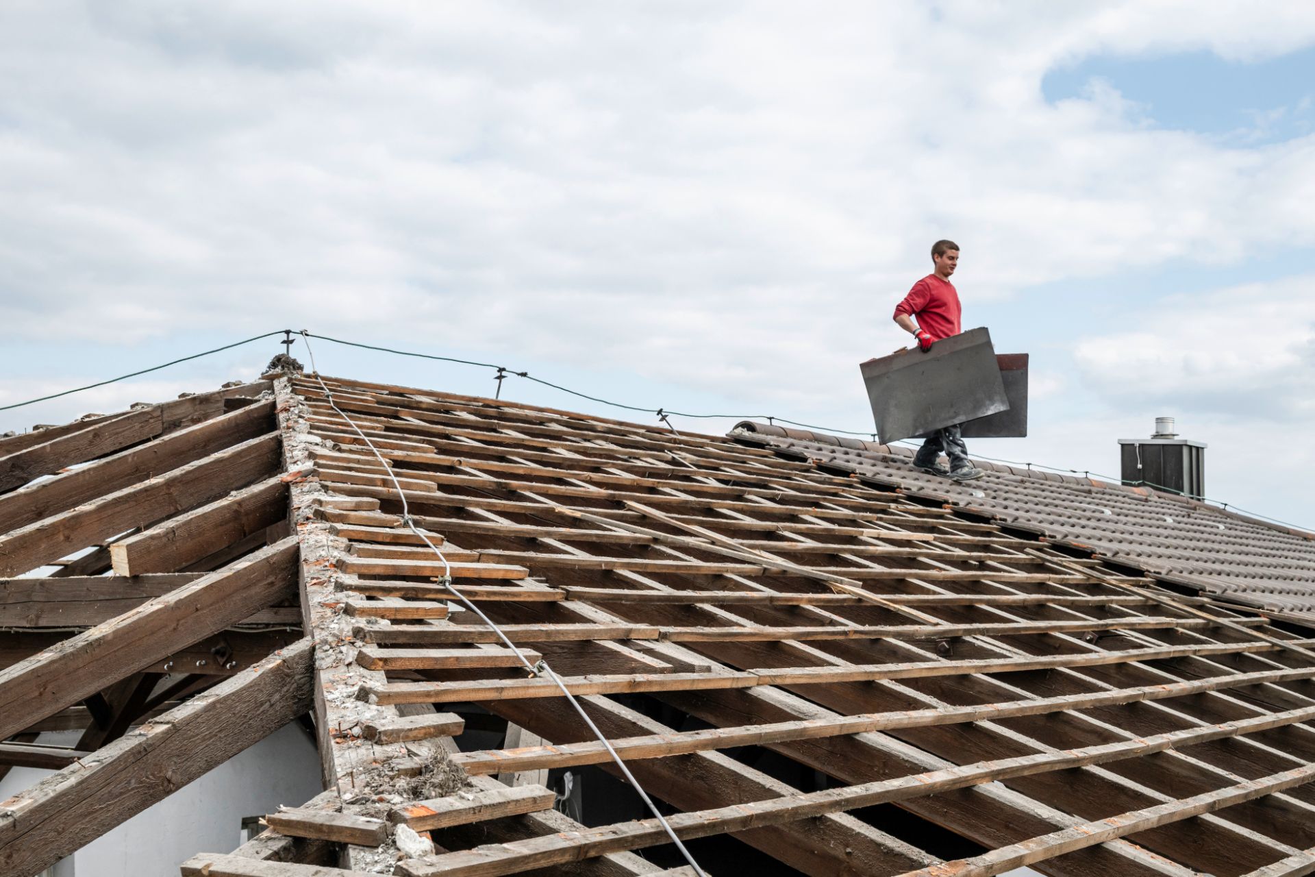 Dachsanierung mit großflächiger Entfernung alter Deckung