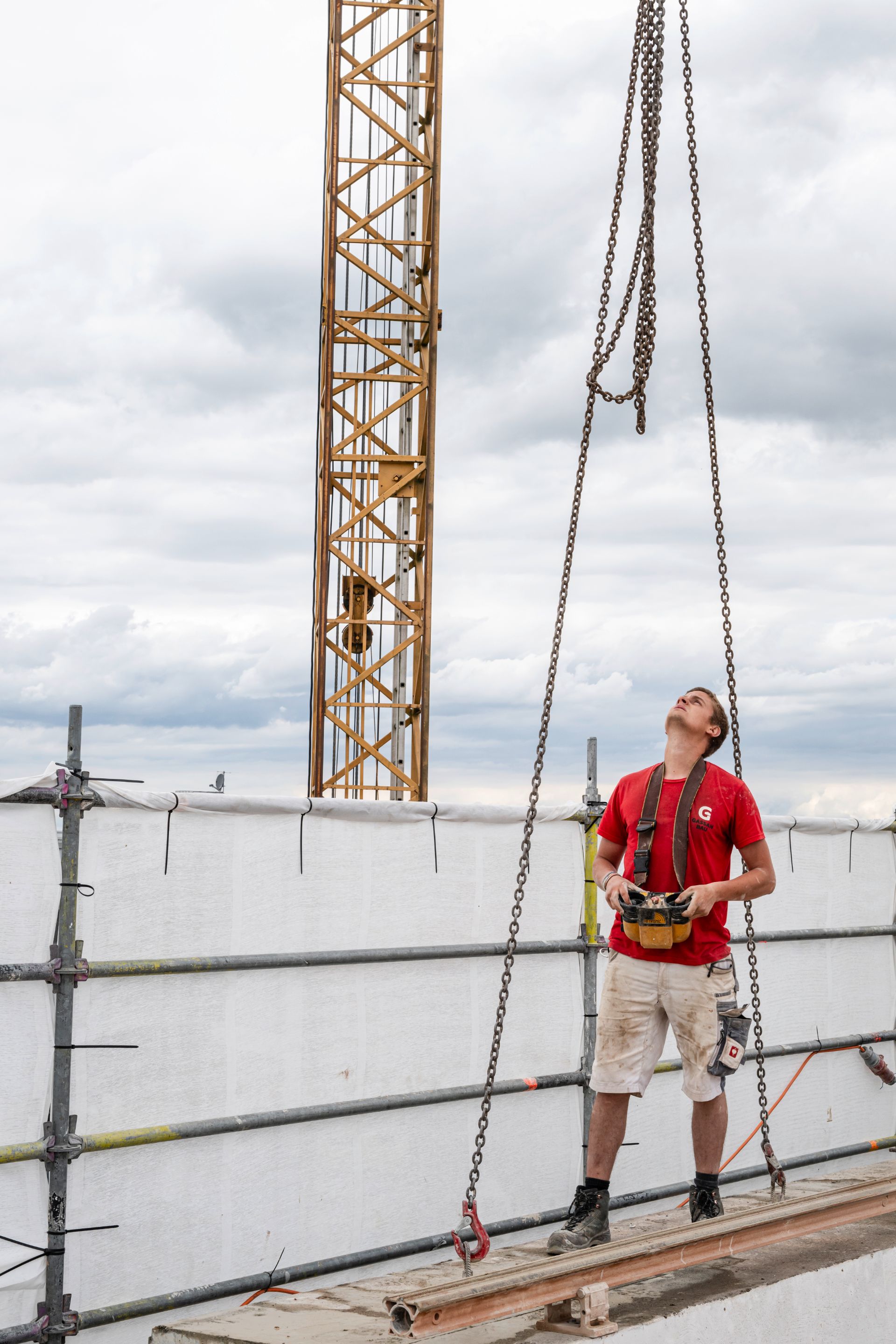 Bauarbeiter beim Befestigen von Bauelementen im Rohbau