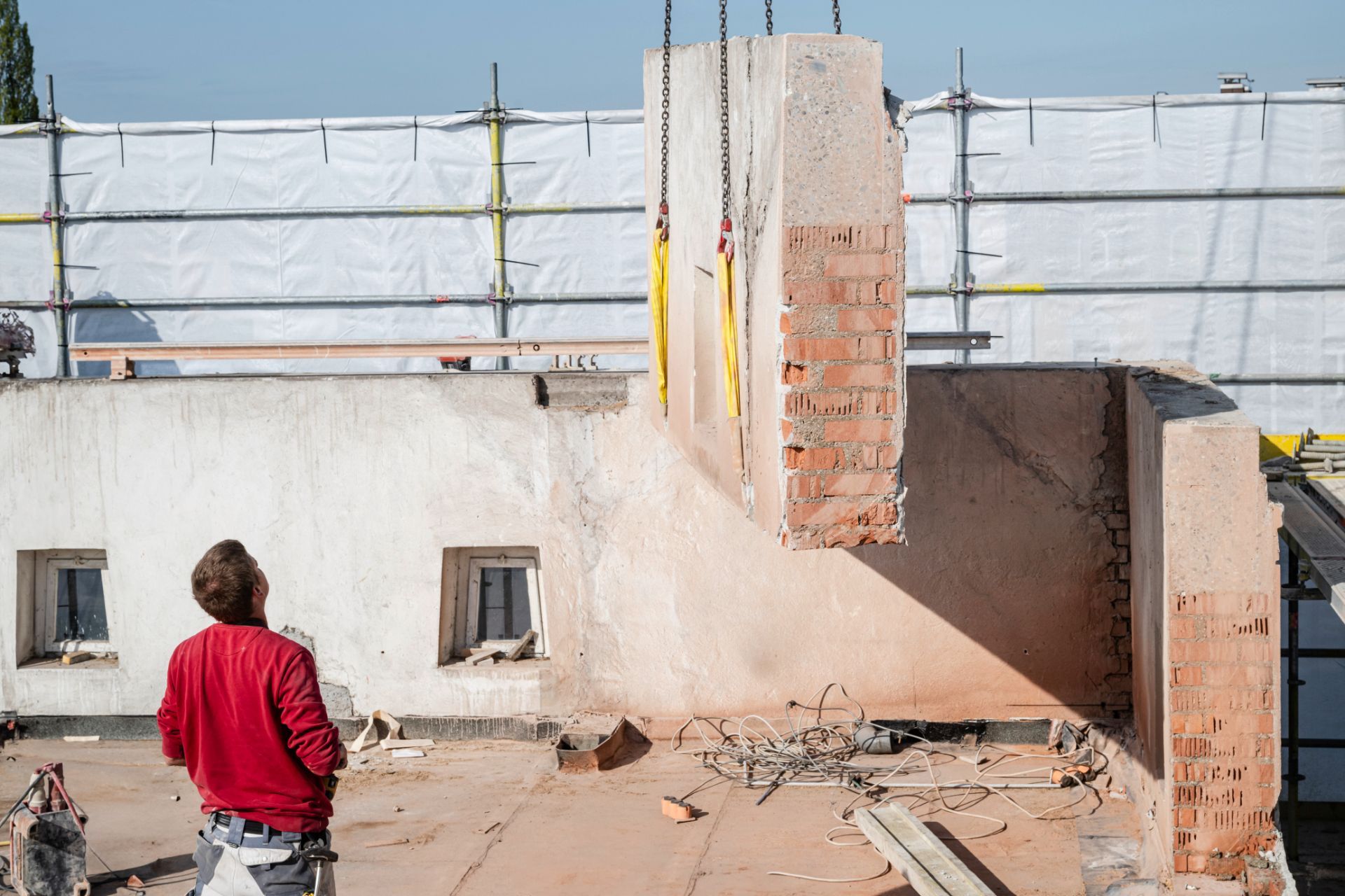 Montage mehrerer Betonfertigteile im Obergeschoss eines Rohbaus