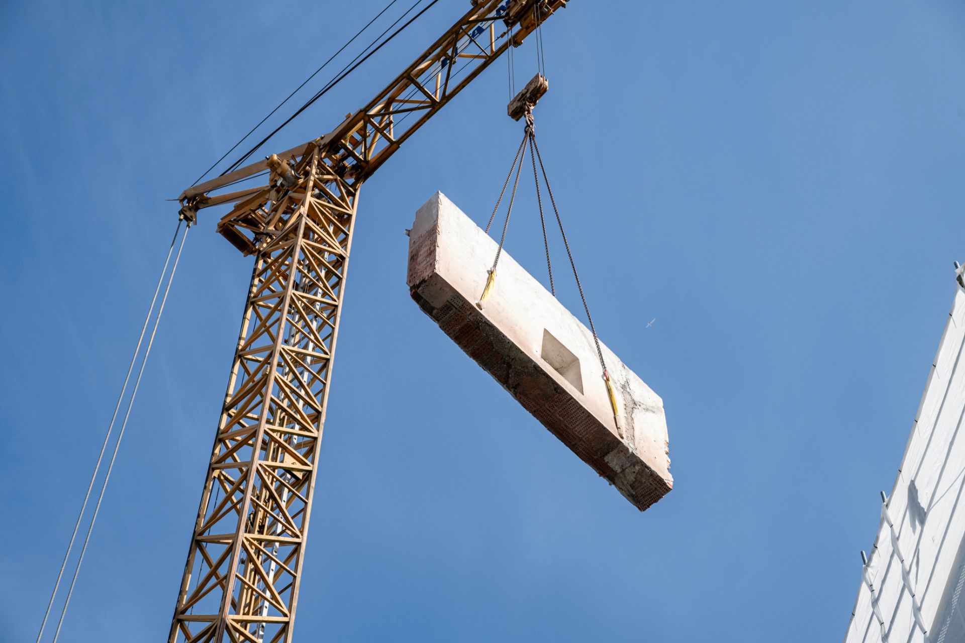 Betonfertigteil wird auf Rohbaukonstruktion platziert