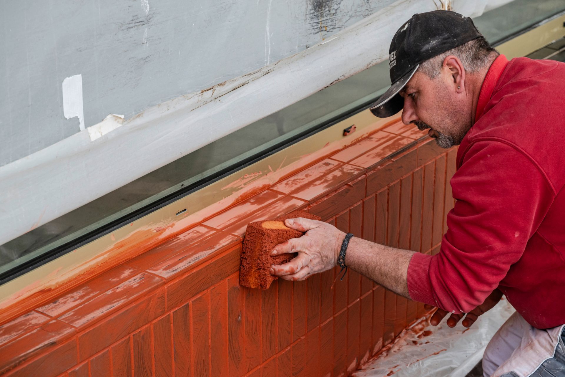 Fliesenarbeiten bei Gebäudesanierung im Außenbereich