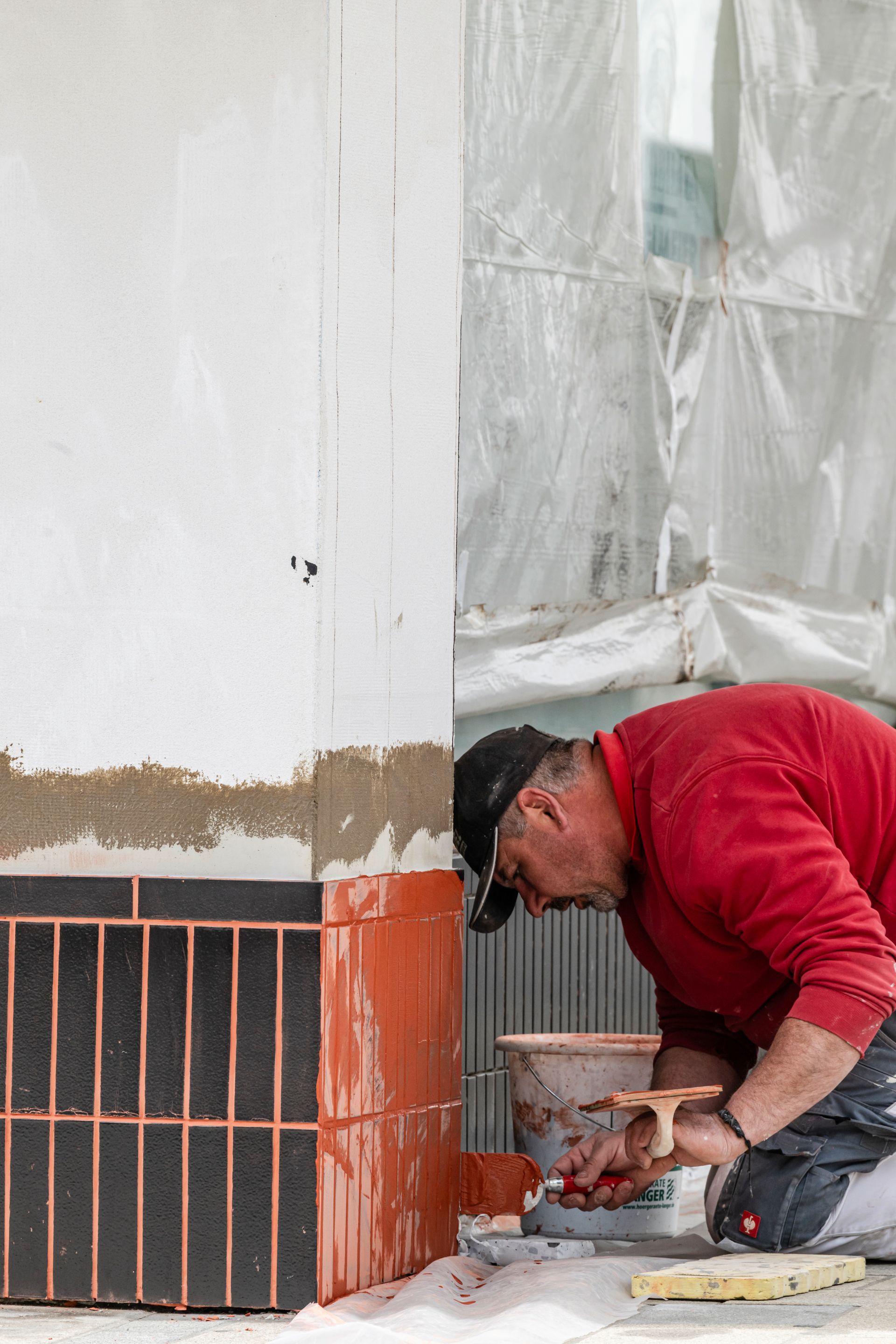 Feine Handwerksarbeit – Fliesenmontage