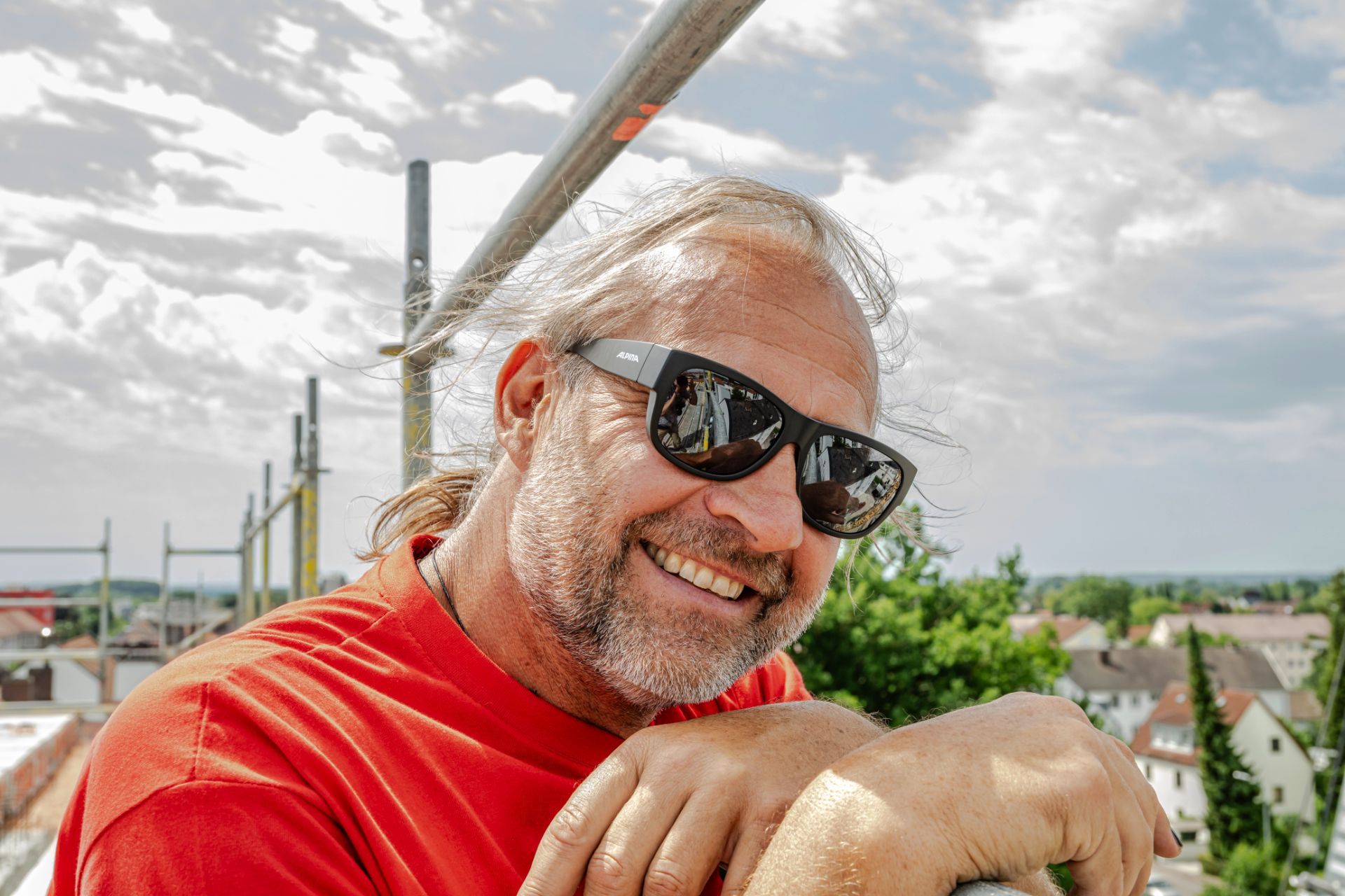 Lachender Bauarbeiter mit Sonnenbrille – GASSAN BAU