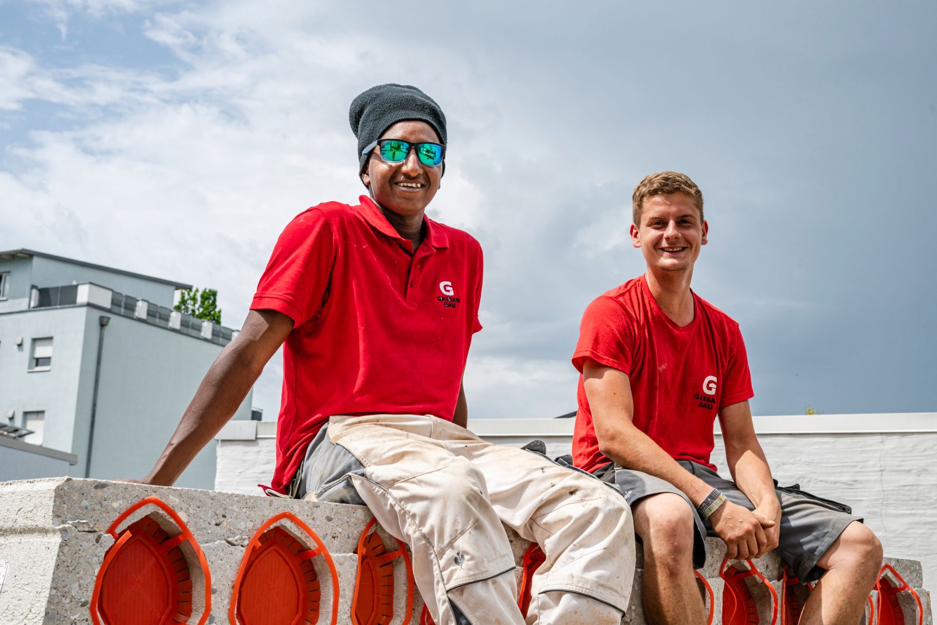 Teamfoto von zwei jungen Bauarbeitern – GASSAN BAU