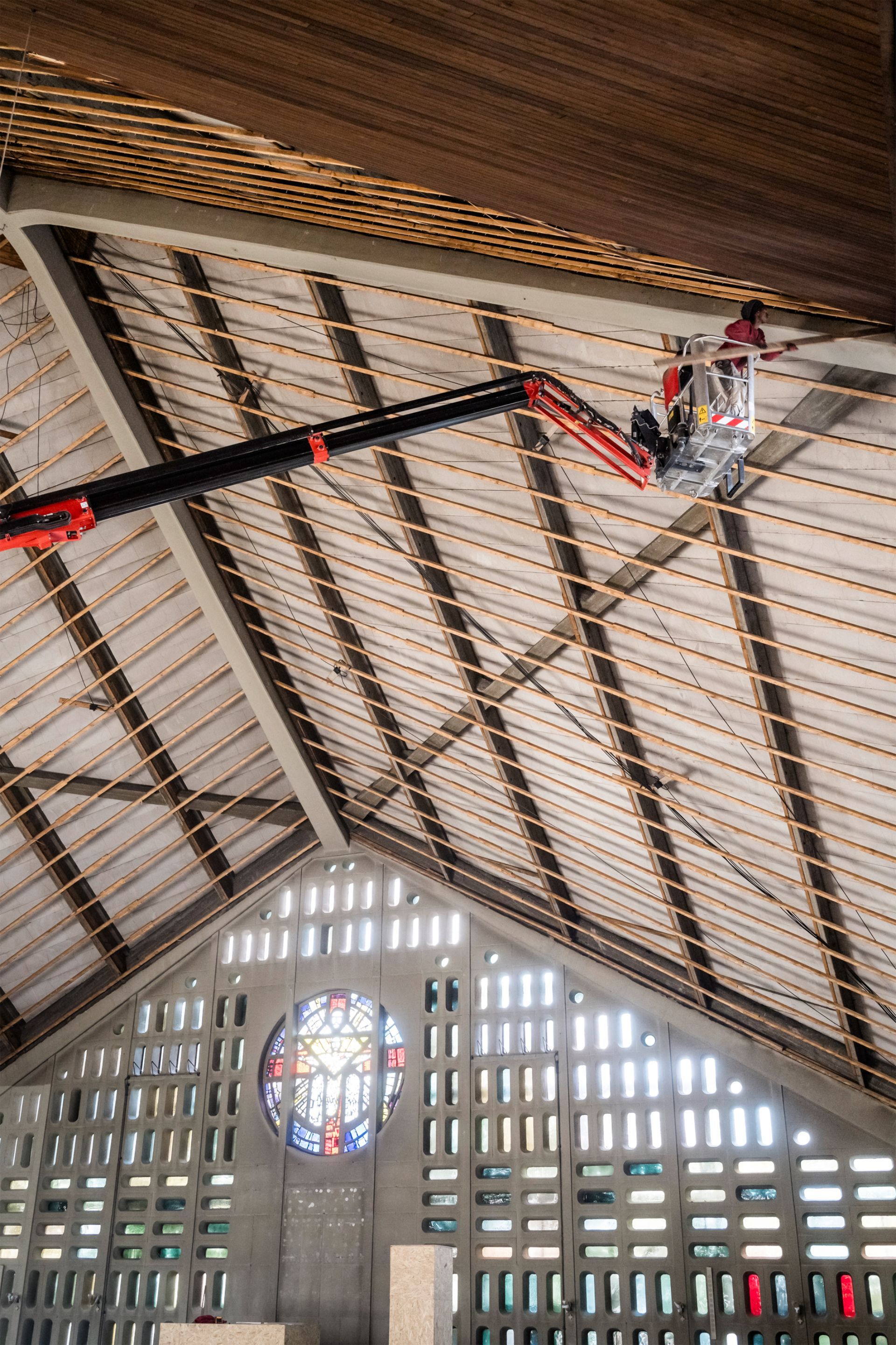 Dachsanierung in großer Kirche mit Baumaschinen