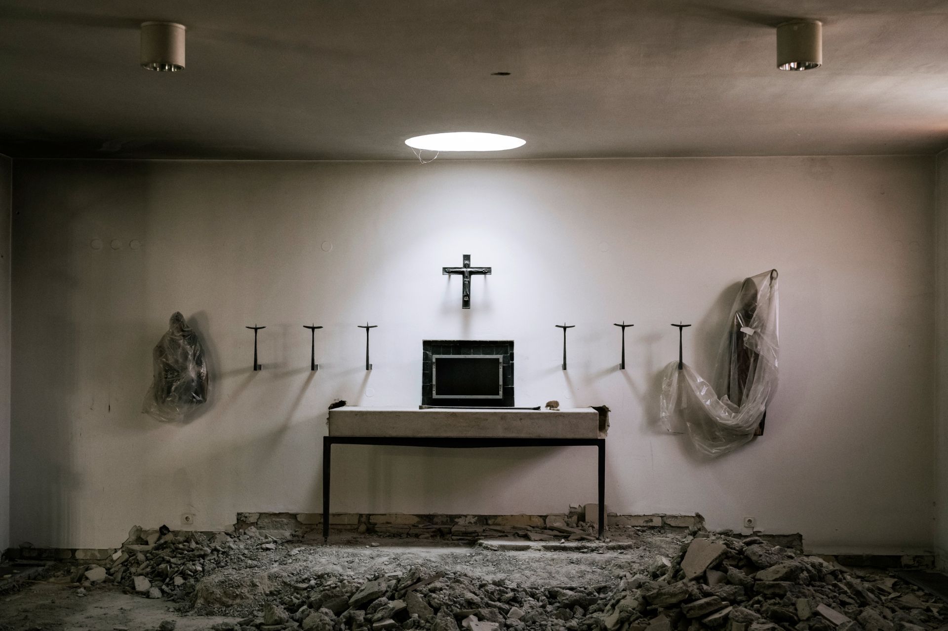 Innenraum einer Kirche während der Sanierung – Baustelle im Sakralbau