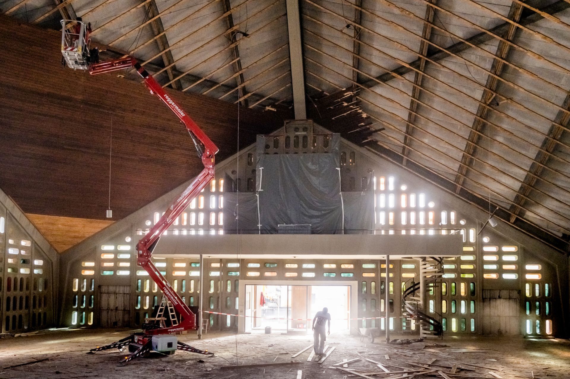 Lichtdurchfluteter Kirchenraum während Bauarbeiten