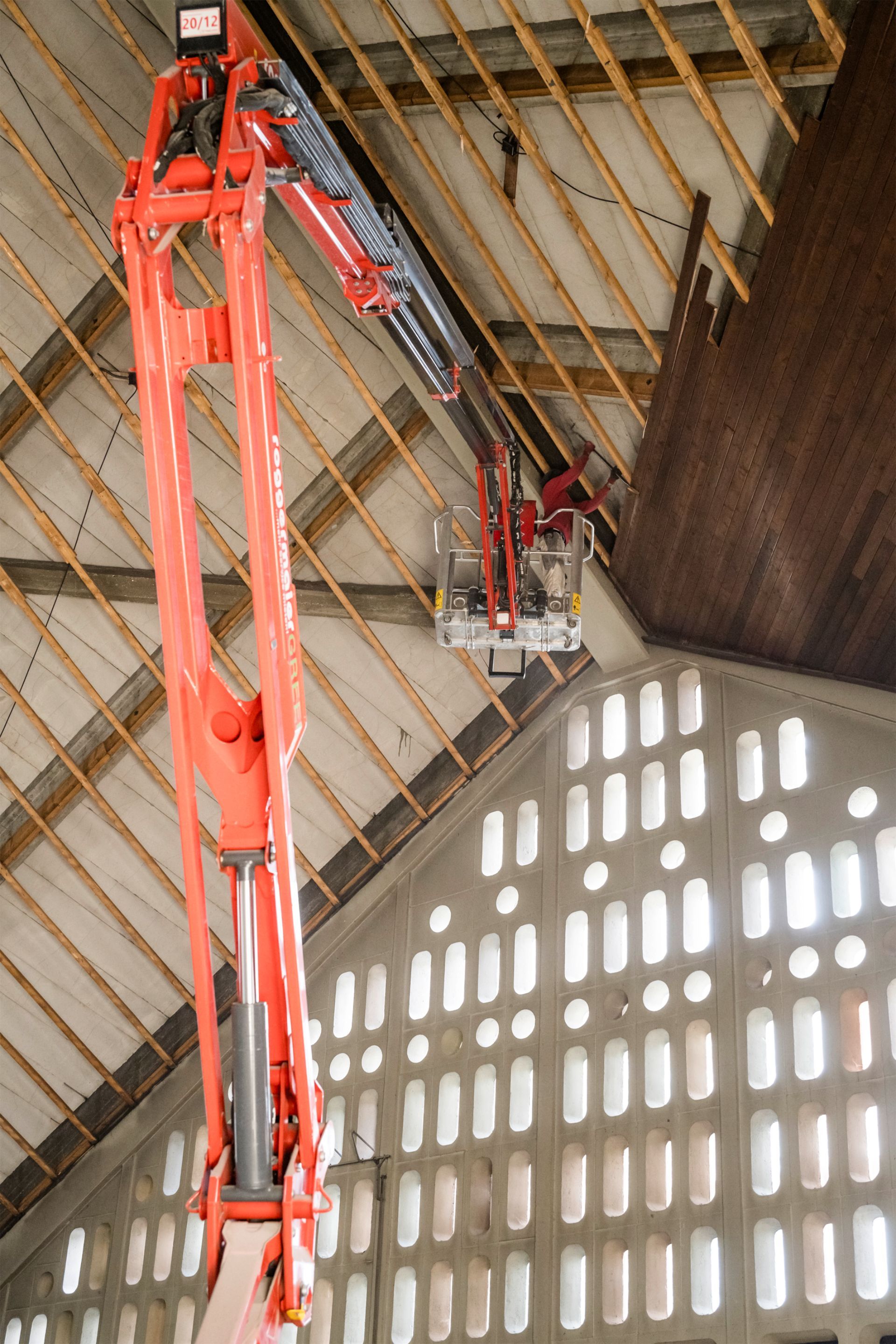 Kirchendecke und Stützkonstruktionen bei Sanierungsarbeiten