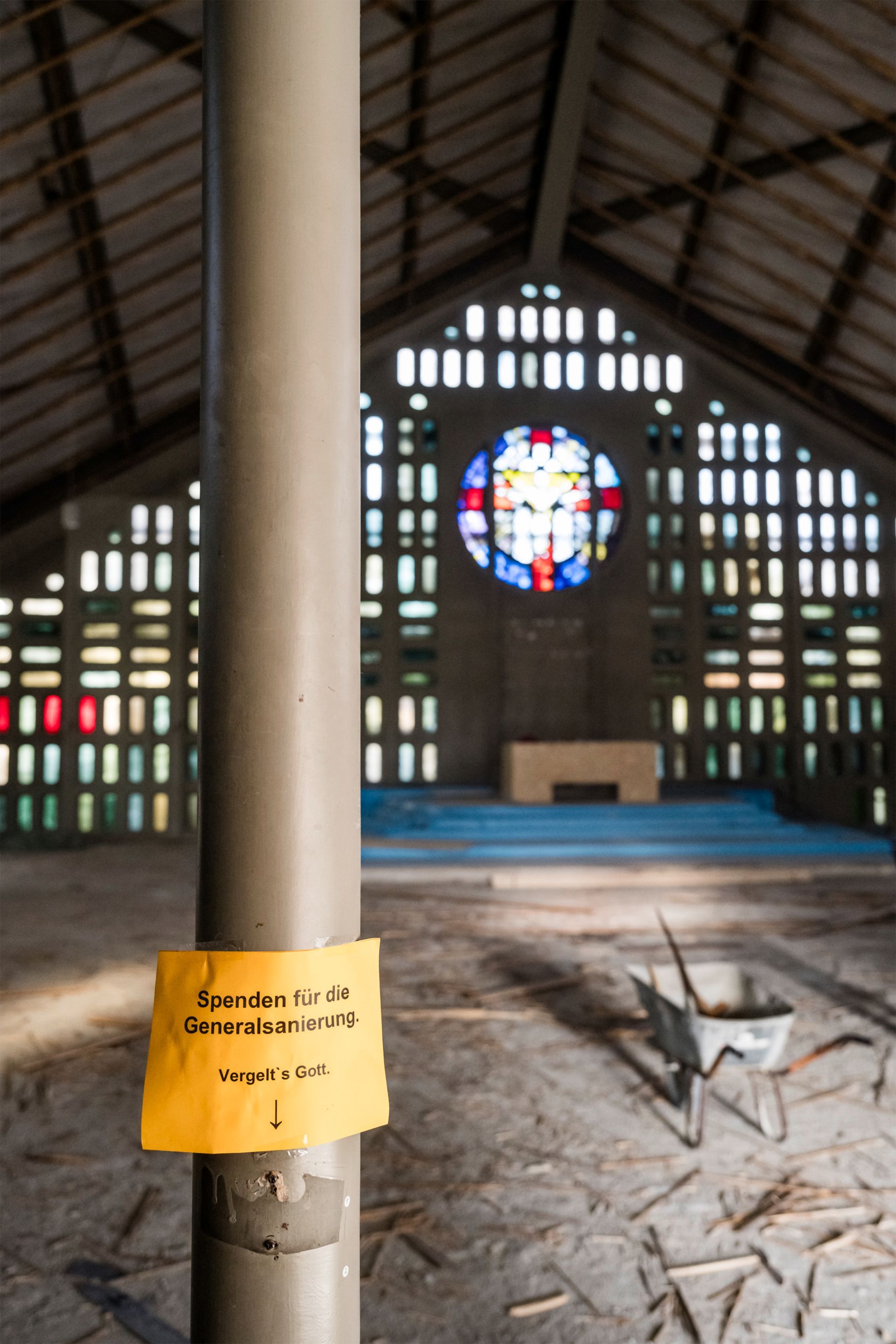 Kirchenschiff während Sanierung – Gerüstbau im Innenraum