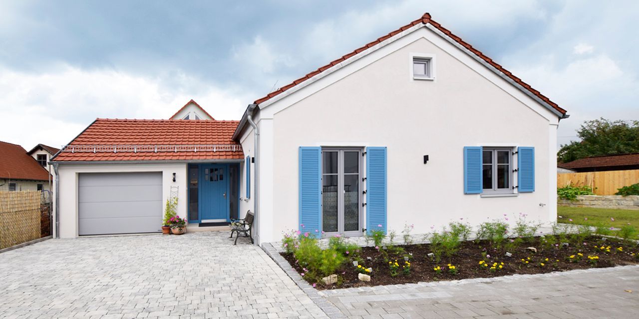 Charmanter Einfamilienhaus-Neubau in Wettstetten mit blauen Fensterläden Charmanter Einfamilienhaus-Neubau in Wettstetten mit blauen Fensterläden