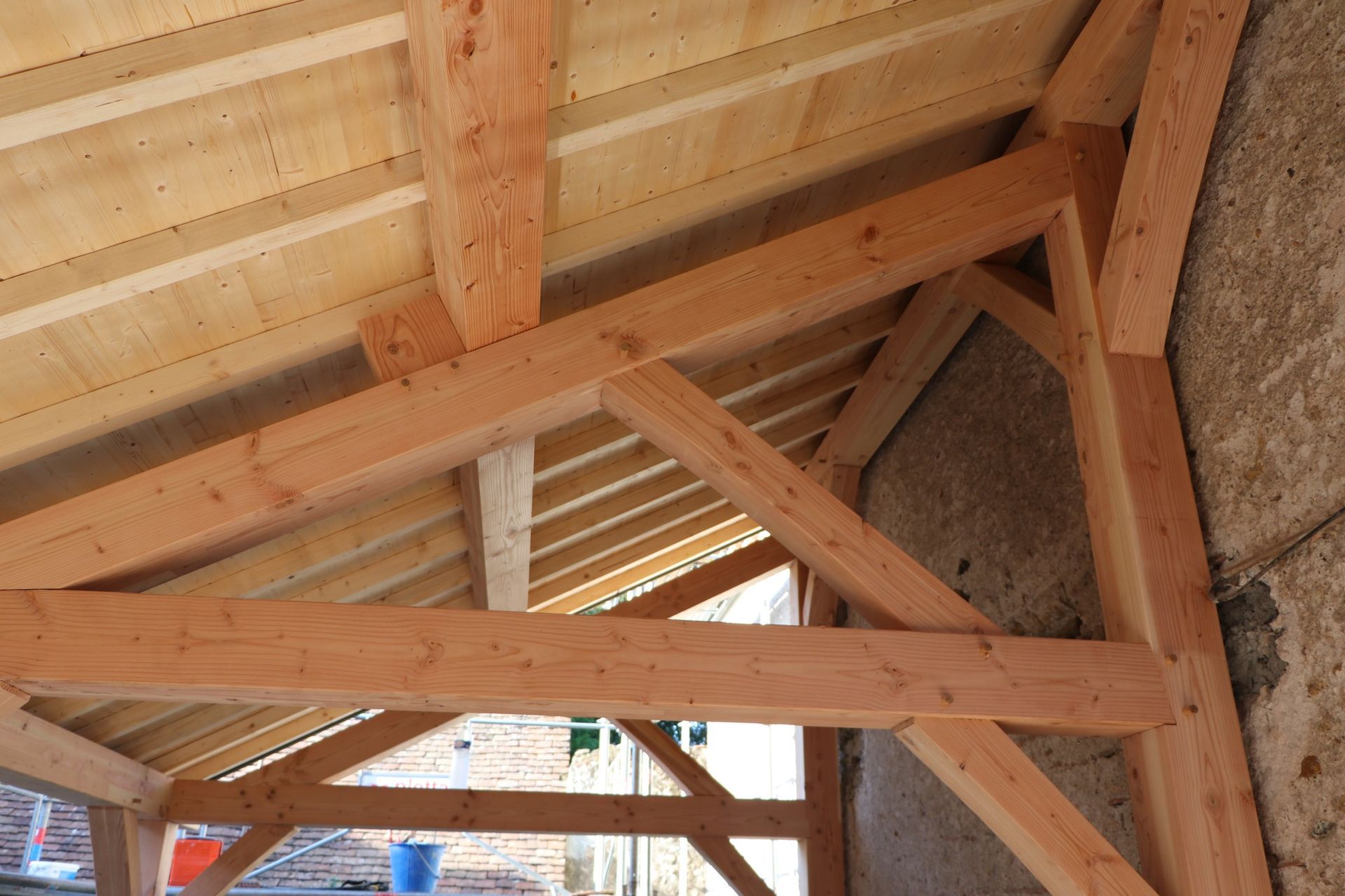 Redressement de charpente en bois