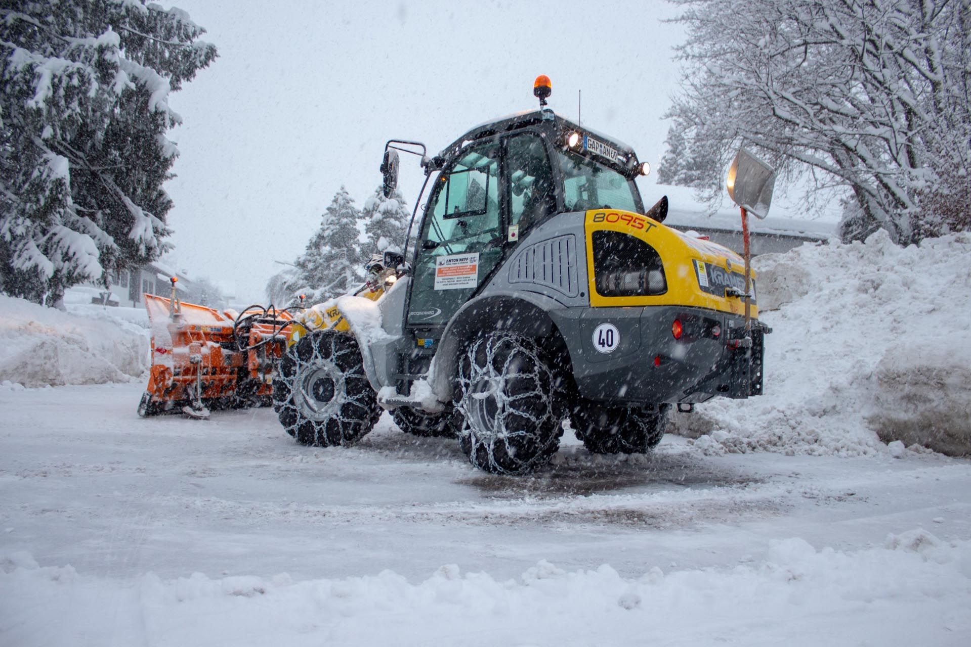 Bagger in Schnee von Anton Neff Tiefbau