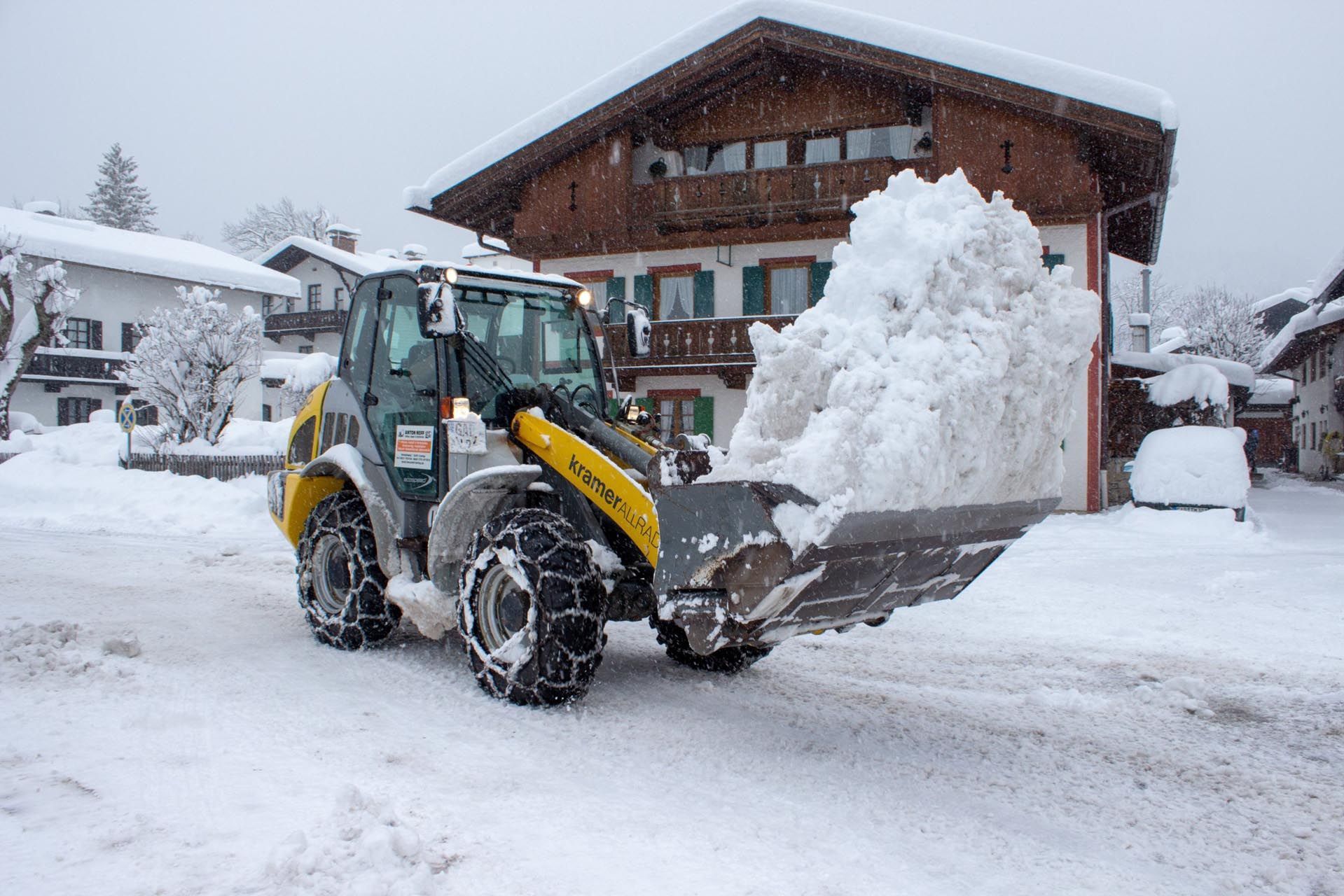 Bagger in Schnee von Anton Neff Tiefbau